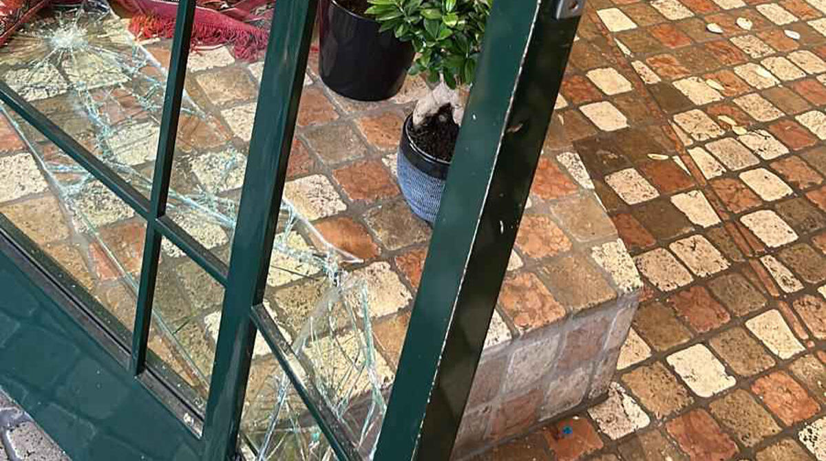 Furto al fioraio, danni ingenti per portare via pochi spiccioli - Un particolare della vetrata infranta