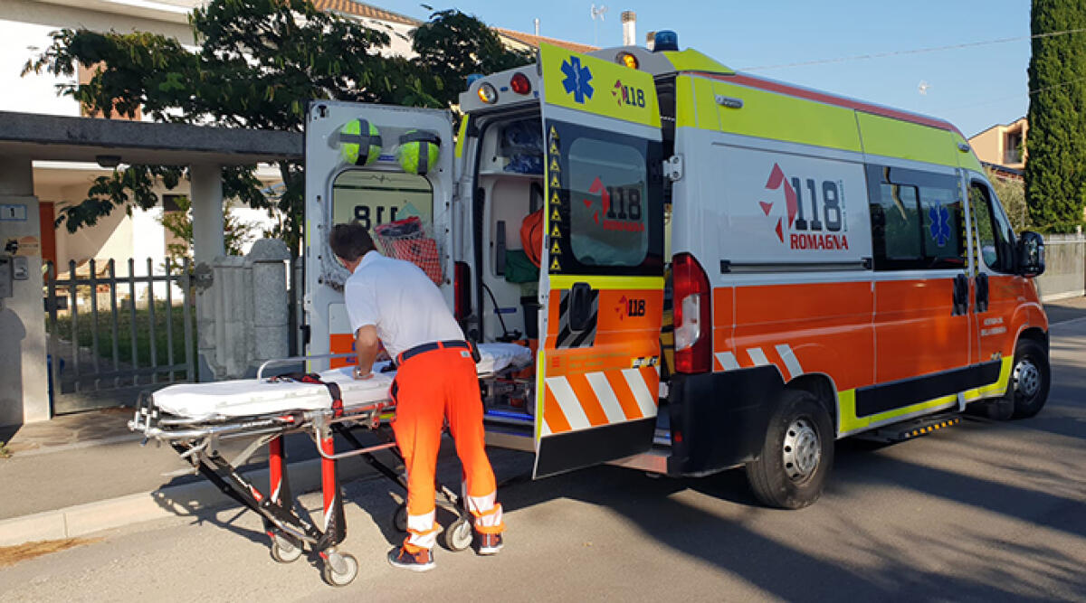 Incidente domestico a Riccione: uomo cade da una scala mentre pota un albero - Il luogo dell'incidente