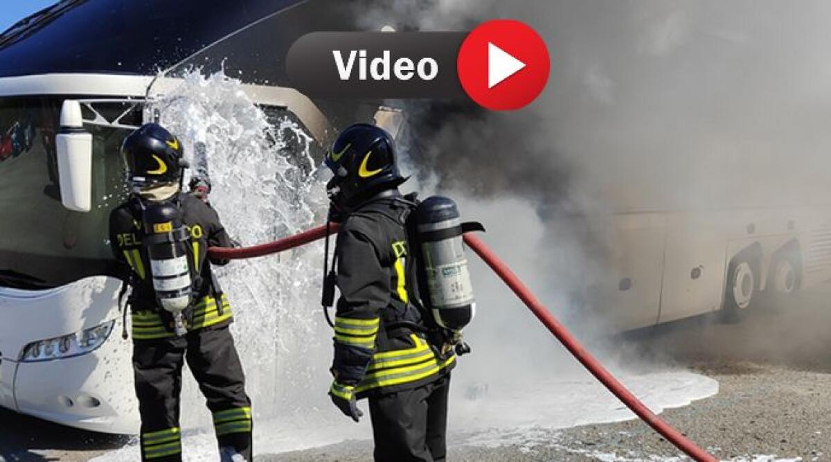 Pullman a fuoco in un parcheggio, intervento dei Vigili del Fuoco di Rimini - L'intervento dei Vigili del Fuoco di Rimini