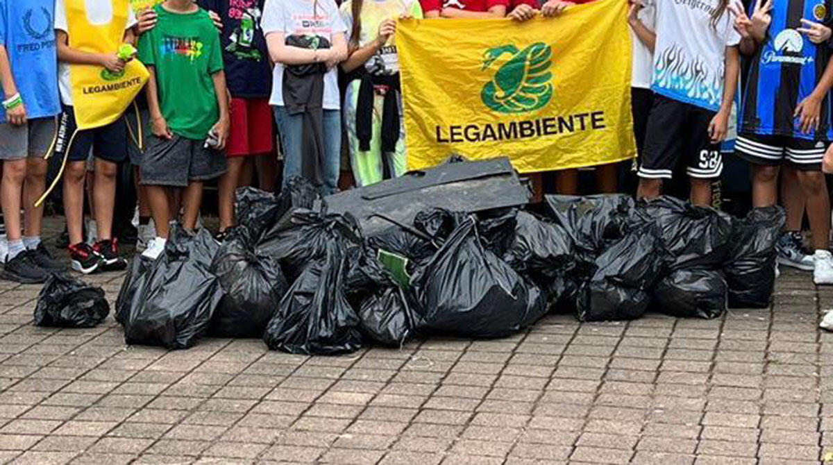 Educazione ambientale in azione: 60 chili di rifiuti raccolti dagli alunni cattolichini nella Giornata di Puliamo il Mondo - Ben 60 chili di rifiuti raccolti in poco tempo a Cattolica