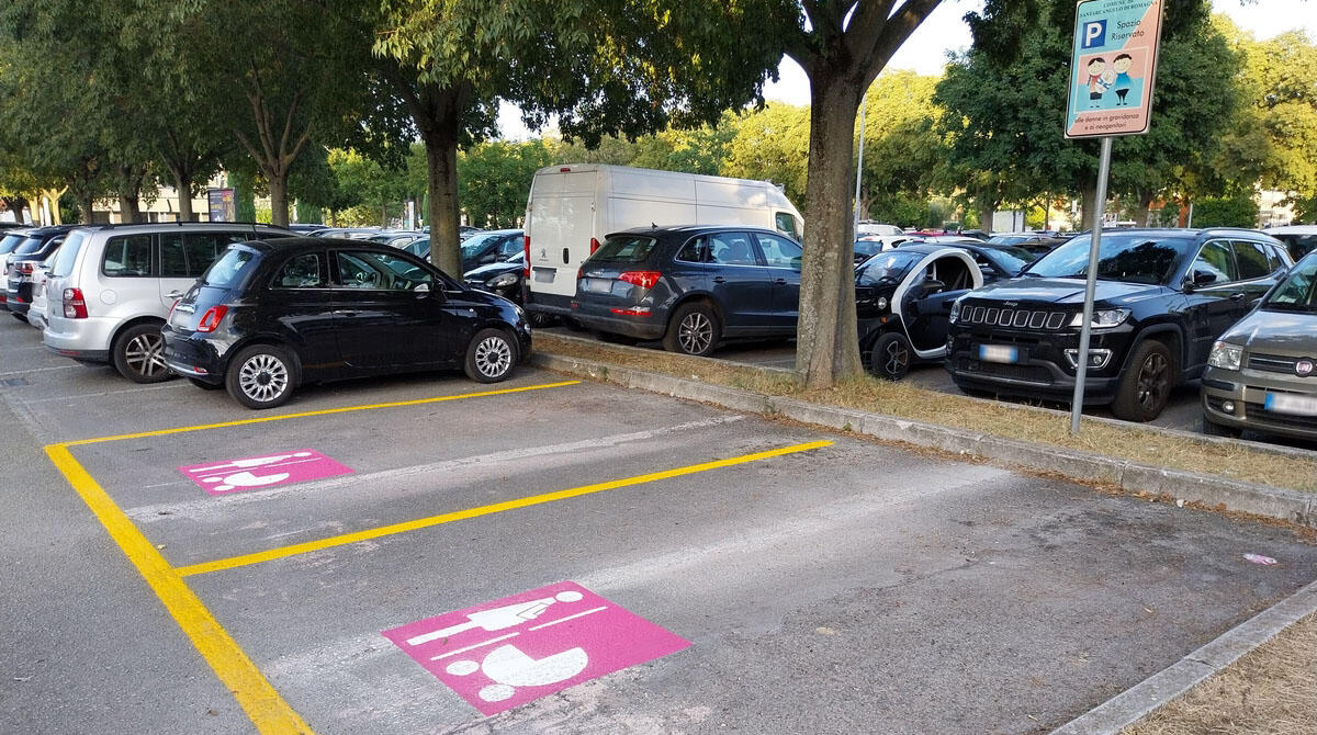 Nuovi parcheggi rosa a Santarcangelo per donne incinte e genitori con bambini fino a 2 anni - Nuovi parcheggi rosa a Santarcangelo di Romagna