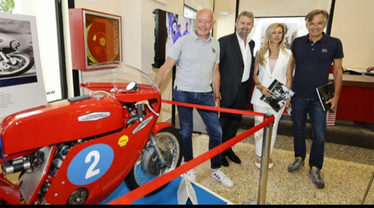 Le moto storiche in vetrina al Grand Hotel di Rimini: la mostra per ripercorrere 50 anni di motociclismo italiano - Da sinistra Sergio Rastelli, l'assessore Maresi, l'onorevole Spinelli e Andrea Albani