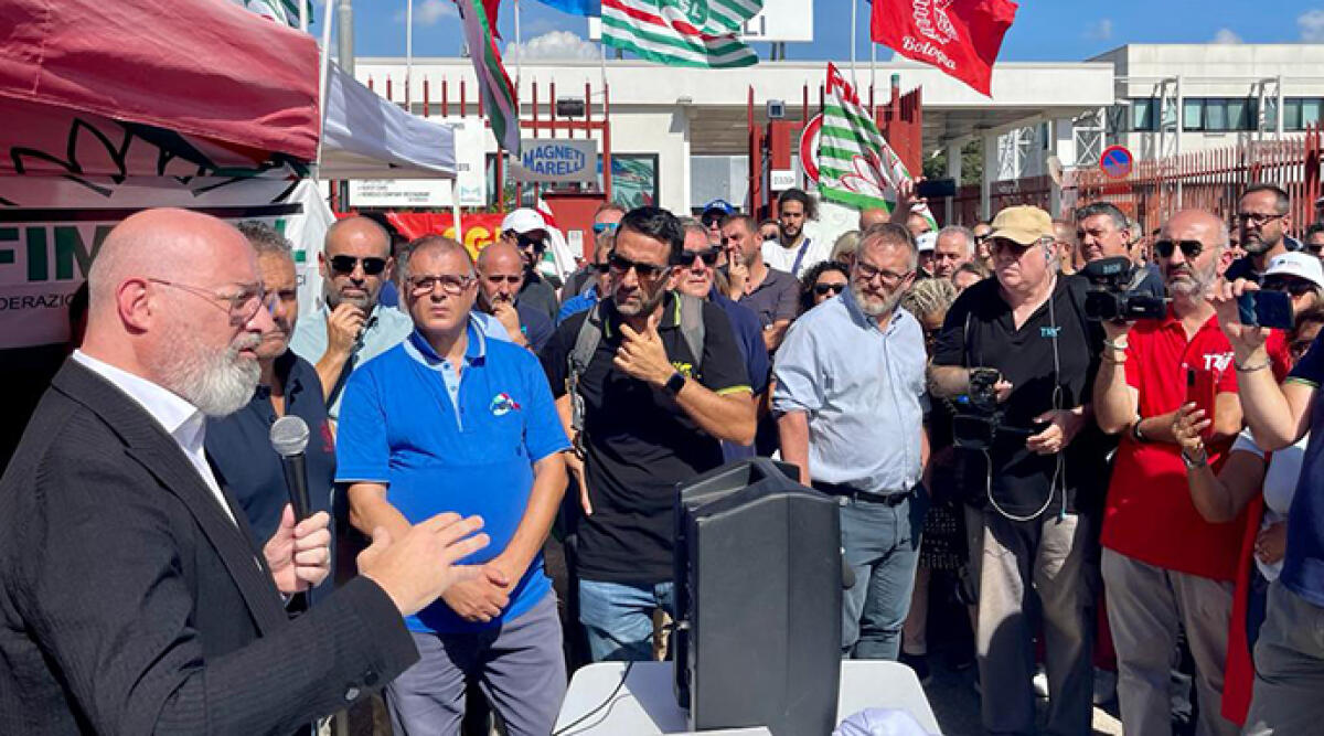 Magneti Marelli. Presidente Bonaccini e assessore Colla: "Inaccettabile e immotivata chiusura" - La visita del Presidente Bonaccini