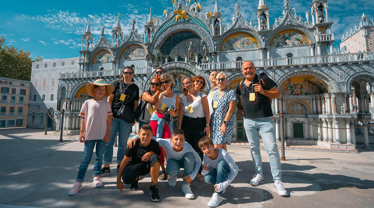 Un Battito d'Ali, bimbi cardiopatici e genitori si riuniscono a Italia in Miniatura - L'Associazione "Un Battito d'Ali" in visita a Italia in Miniatura