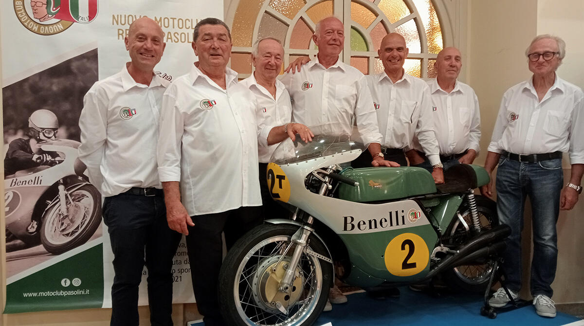 Successo strepitoso: oltre 5mila visitatori celebrano i 50 anni d'oro del motociclismo italiano a Rimini - I volontari del motoclub Pasolini con una delle moto del Paso esposte
