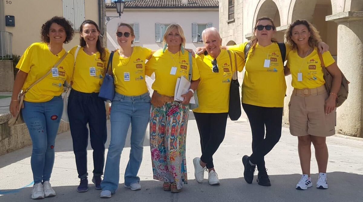 Auto, la Scuderia Hf colora di rosa il Giro dei Castelli di San Marino - da sx: Corvaglia, Bertozzi, Bonacini, Galli, Strocchi, Gibellini e Guiducci