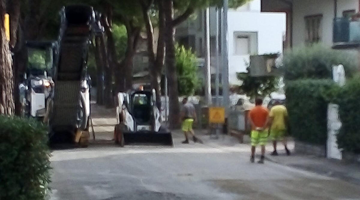 Risposta alla petizione, iniziati i lavori di sistemazione su Viale Vercelli a Riccione - I lavori su viale Vercelli