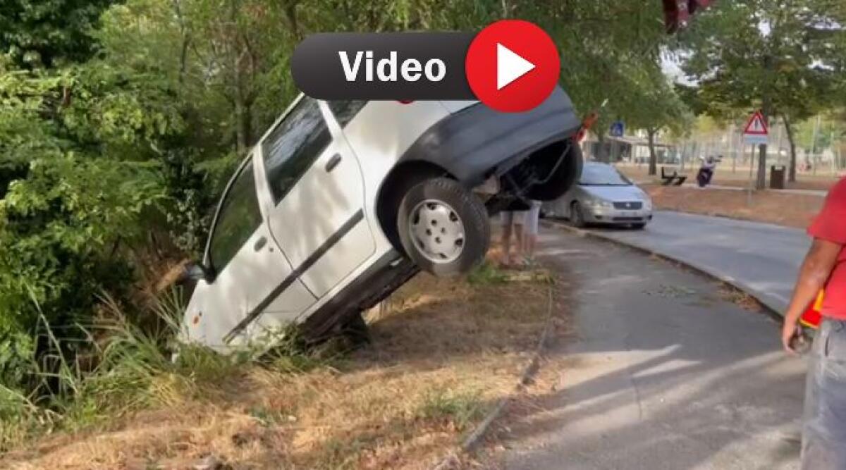 Due suore sopravvivono a incidente in scarpata: miracolo sulla strada a Ponte Verucchio - Il recupero dell'auto nella scarpata