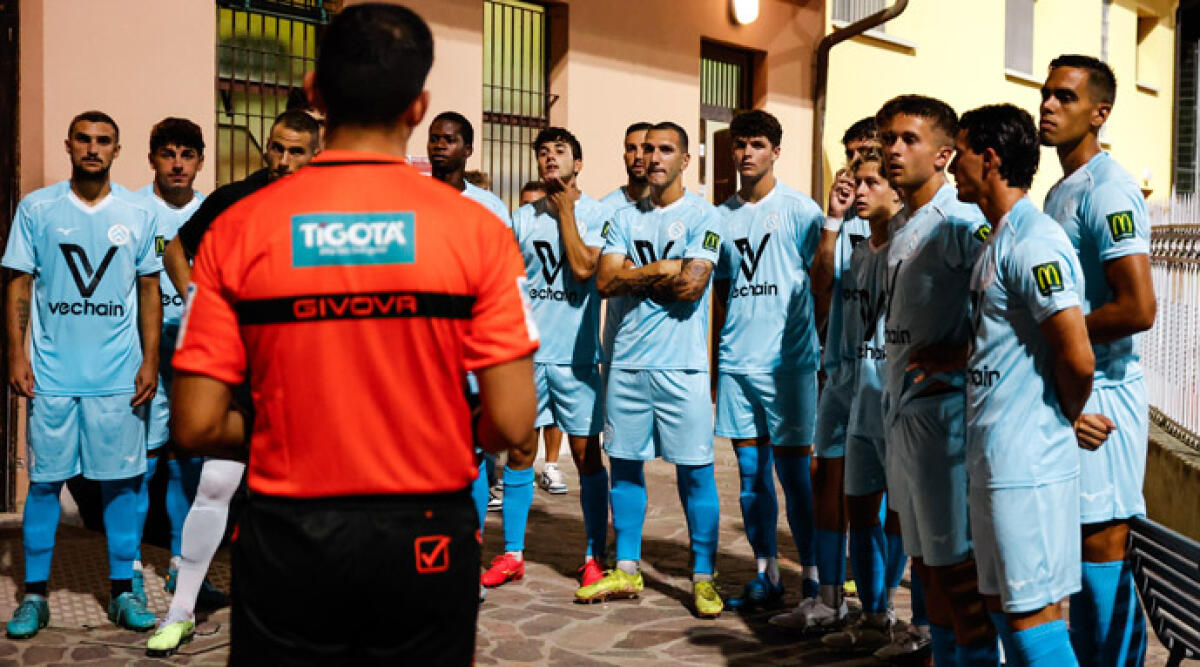 Victor San Marino, gara con il Fanfulla spostata a mercoledì 13 settembre - I giocatori del Victor San Marino durante l'appello dell'arbitro prima della sfida di coppa con l'Imolese