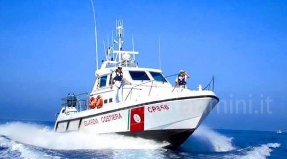 Barca a vela sfida l'allerta meteo e il mare a forza 5, equipaggio salvato al largo di Torre Pedrera - Repertorio