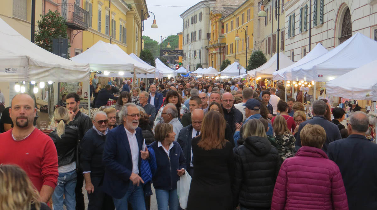 Fiera del tartufo di Pergola, l'atteso ritorno con la Cento miglia del gusto e tanti eventi - Visitatori alla fiera del tartufo di Pergola ARCHIVIO