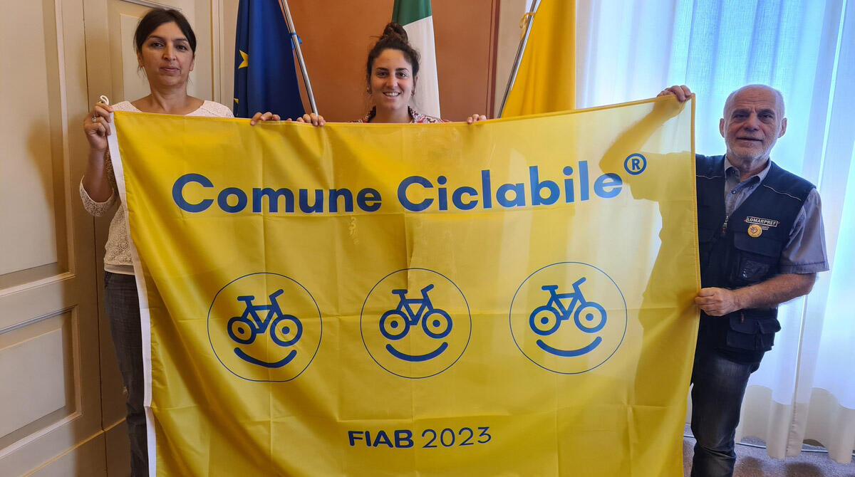 Un Comune Ciclabile: Santarcangelo riceve il riconoscimento e pianifica un futuro sostenibile - La Sindaca Parma e la vice Fussi insieme a Valerio Benelli, Fiab Rimini