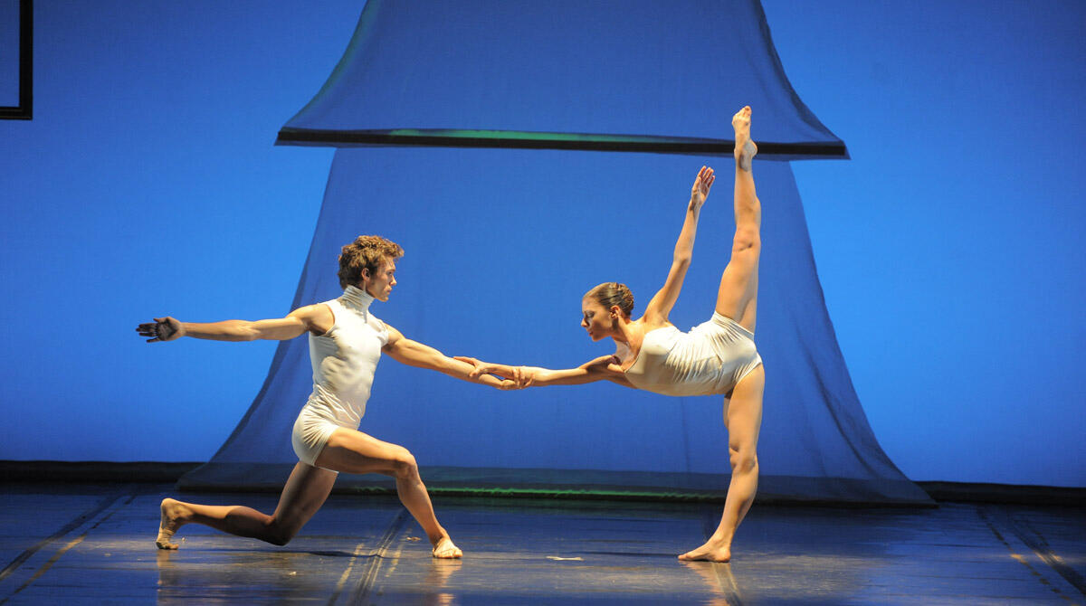 100 giovani talenti della danza riminese portano in scena Il sogno di Clara, rivisitazione de Lo Schiaccianoci - Il sogno di Clara