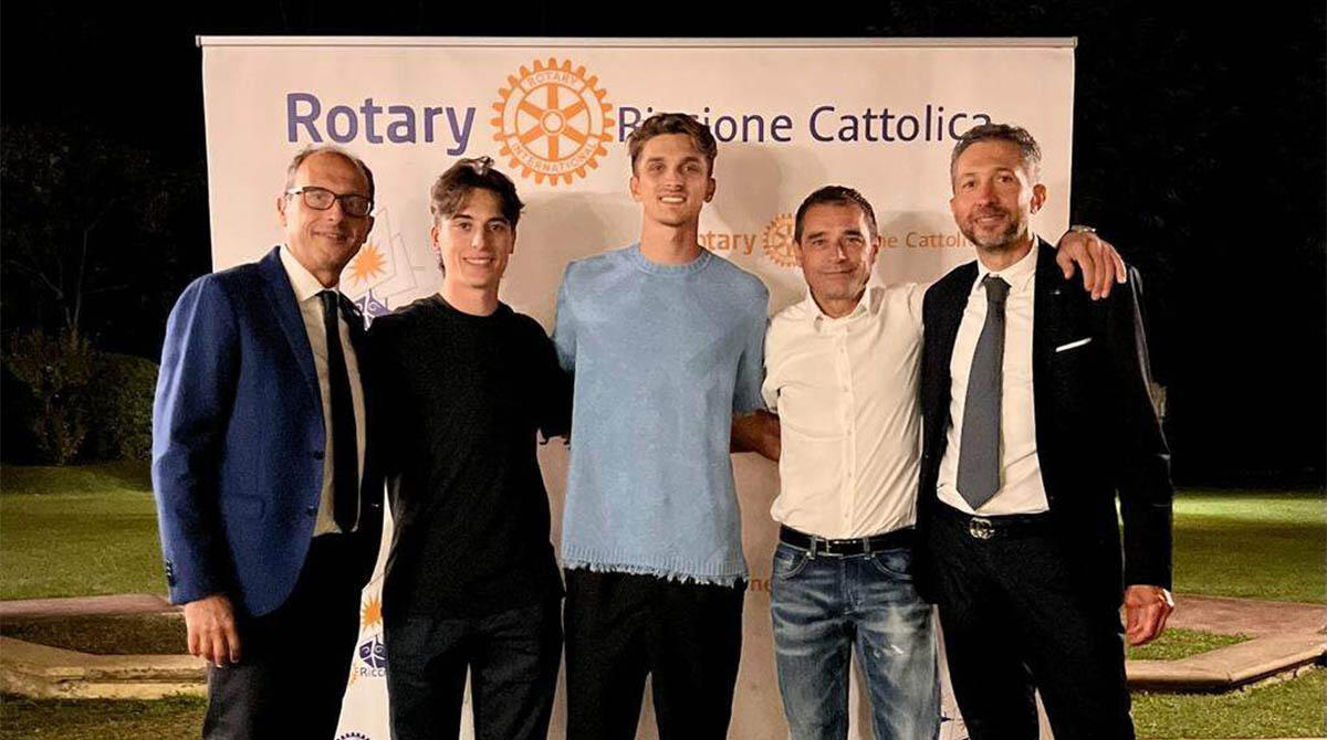 Luca Marini e Mattia Casadei, i talenti del motociclismo ospiti del Rotary Club Riccione Cattolica - Da sinistra: il presidente Stefano Bizzocchi, Mattia Casadei, Luca Marini, Mauro Sanchini e il socio del club Mauro Gualtieri