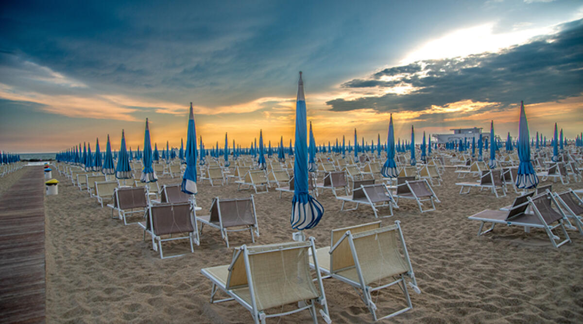 Il gruppo consigliare Gloria Lisi chiede paletti chiari per le concessioni balneari a Rimini - Un tramonto in spiaggia, foto di repertorio