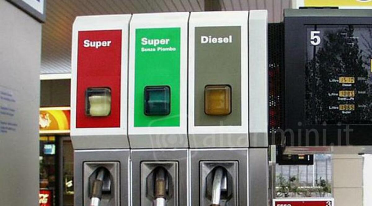 +9,5% il prezzo della benzina ad agosto, rispetto al 2022 - Archivio