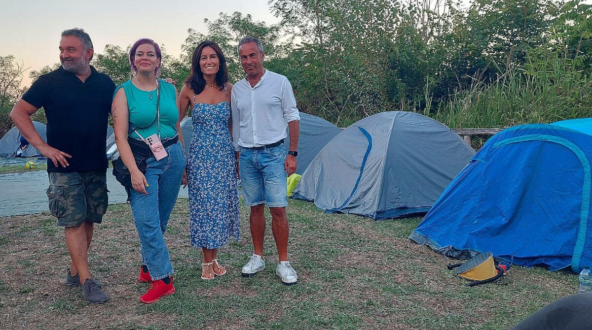 Tutti in tenda al Parco Asmara di San Giovanni: l'iniziativa è diventata una tradizione estiva - Da sinistra Omar e Diana dell''associazione Fuori di regno, la vicesindaca e il sindaco