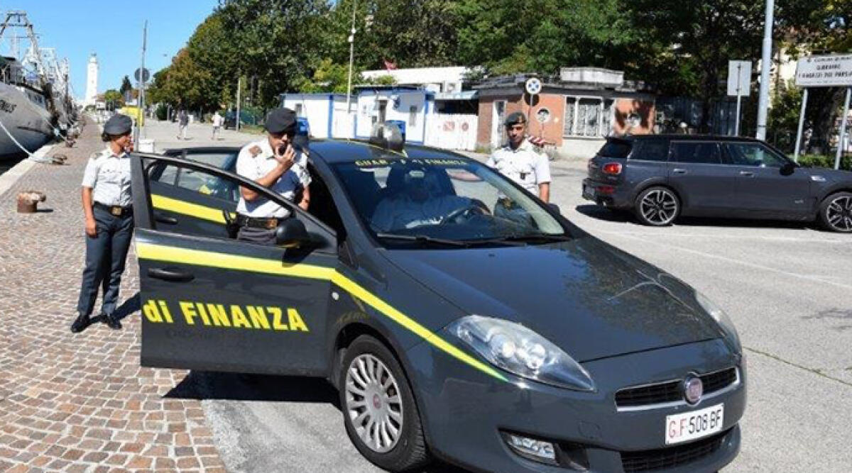 Stop al gioco delle 'Tre Campanelle'. Operazione della Guardia di Finanza a Rimini - Una pattuglia della Guardia di Finanza a Rimini