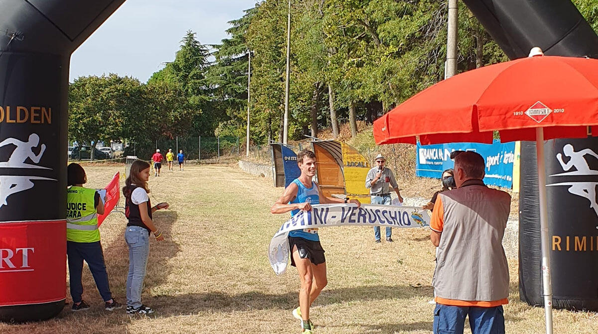Mezza maratona Rimini-Verucchio, trionfano Luca Clara e Federica Moroni - Luca Clara taglia il traguardo della Rimini-Verucchio