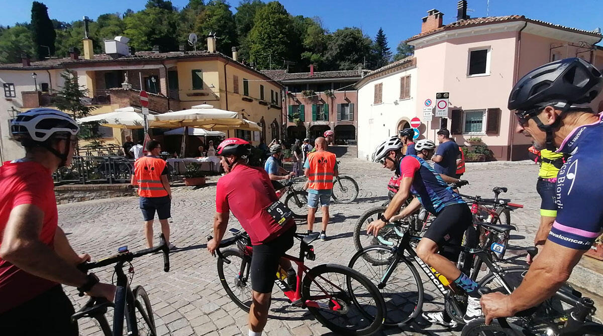 Il paradiso delle bike e dei motori: settembre rombante a Montefiore Conca - Ciclisti a Montefiore Conca