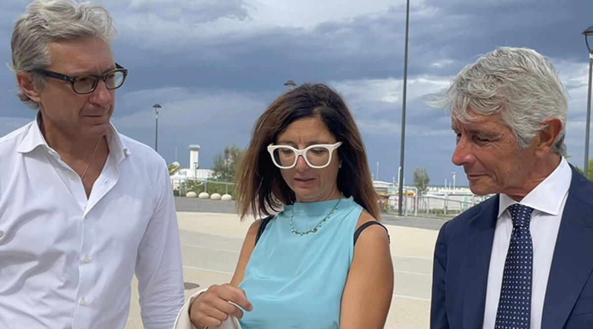 Rimini rivoluzionata: il Ministro dello Sport Abodi visita il nuovo lungomare - Il deputato Andrea Gnassi insieme all’assessora Roberta Frisoni e il ministro allo sport Abodi