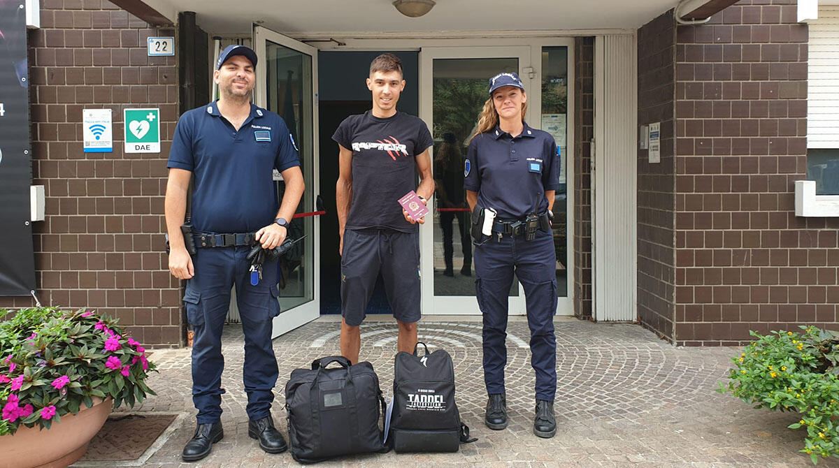 Gli rubano i documenti prima della partenza per gli Usa: gli agenti "salvano" il viaggio di Diego Rosa - Diego Rosa insieme agli agenti della Polizia Locale di Misano Adriatico