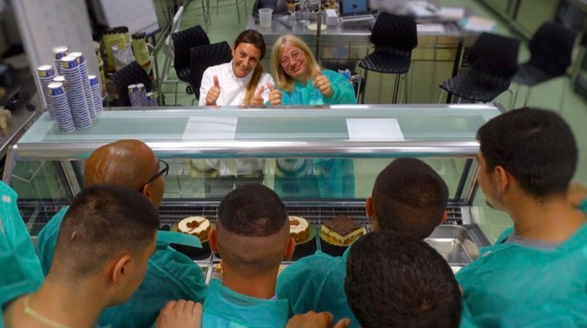 Otto ragazzi del Villaggio del Fanciullo di Ravenna a scuola di gelateria a San Clemente -