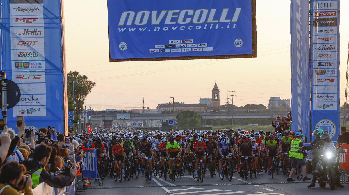 Nove Colli, al via un ciclista di 89 anni: in gara anche 1231 atleti dall'estero - Lo start della Nove Colli