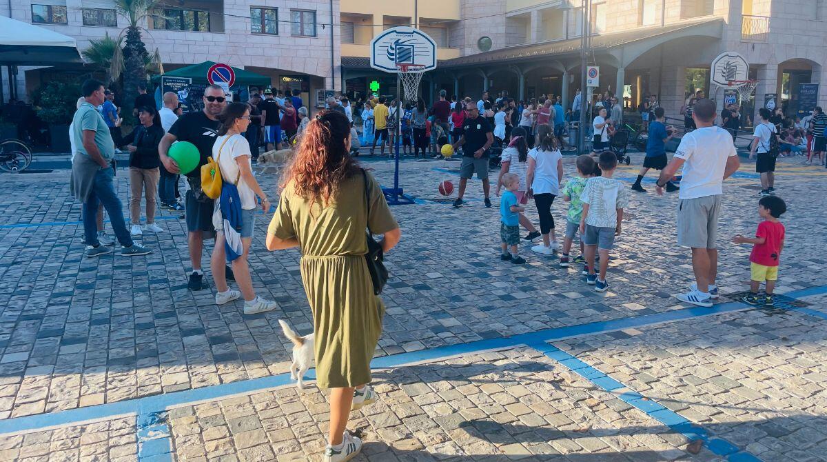 Una piazza piena di bambini per "Verucchio in strada, giochi e sport": in 30 completano "il passaporto" -