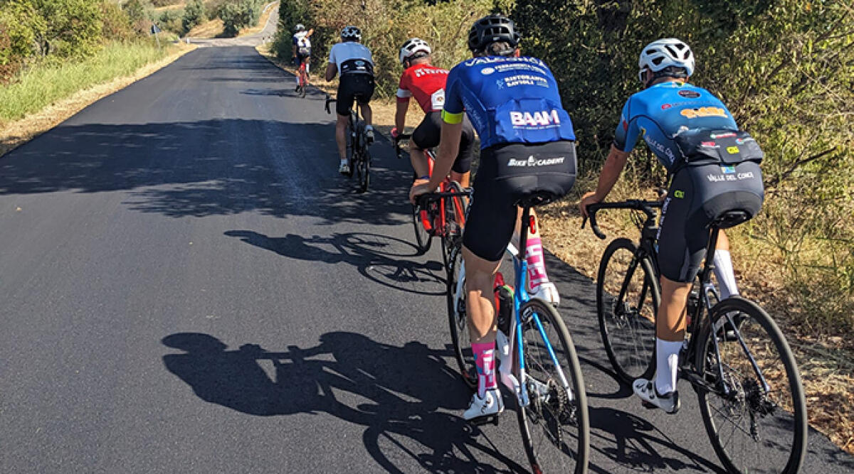 Cicloturismo: boom di presenze a Riccione. Nuova tendenza la Gravel bike - Turisti appassionati del cicloturismo sulle strade riminesi
