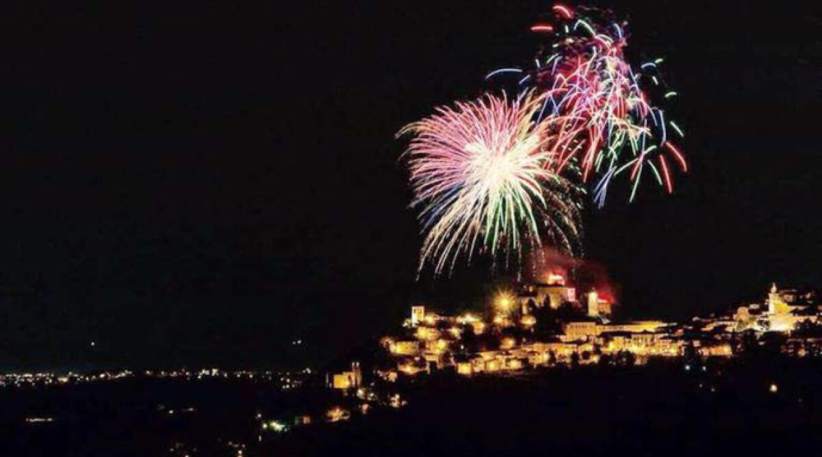 Festa di Quatorg: l'antichissima kermesse torna a Verucchio, il programma - Fuochi d'artificio a Verucchio per la Fira di Quatorg