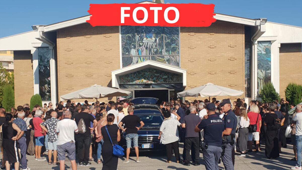 Rimini in lutto: addio a Samuel Imbuzan. Lacrime e palloncini bianchi - I funerali di Samuel Imbuzan, il bambino morto nel rogo dei camper in Sardegna