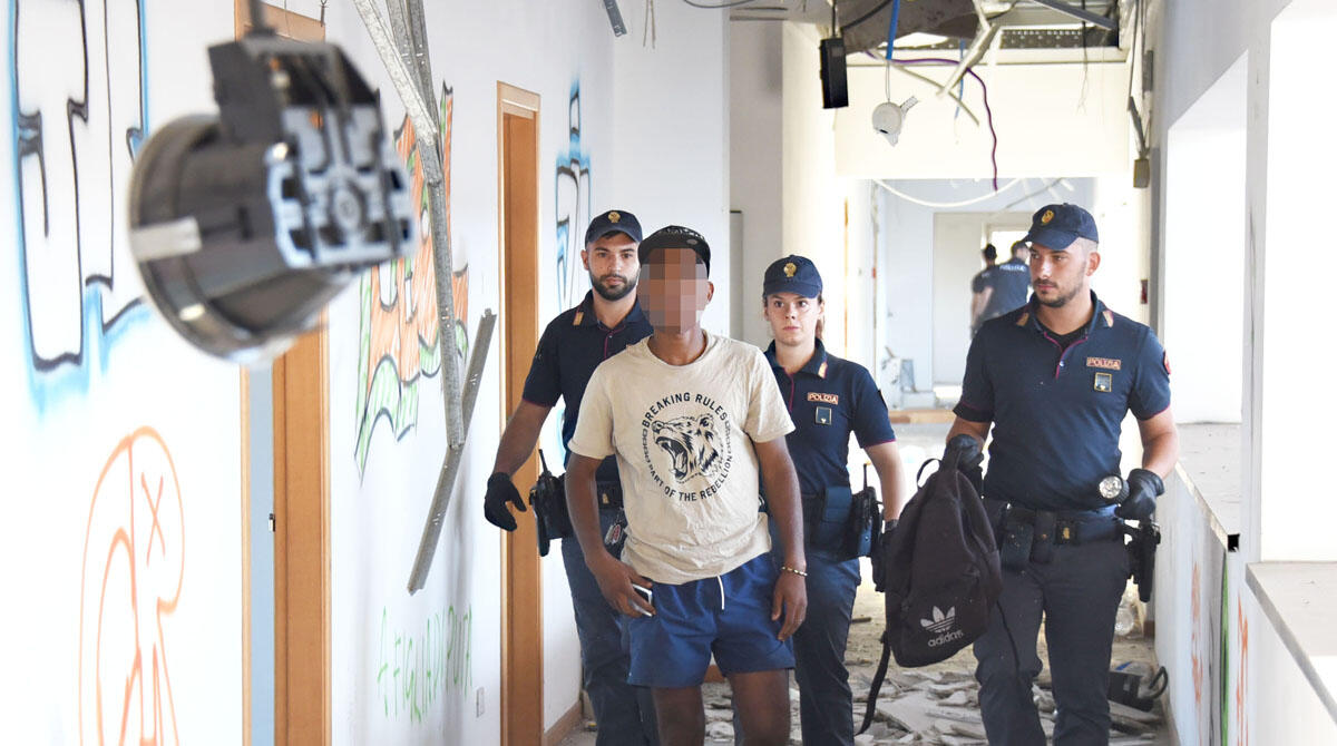 Ex Questura, lavori bloccati e "degrado pericoloso": i privati a confronto con i cittadini - Rimini 23-08-2023 - Polizia blitz controlli ex nuova Questura. © Manuel Migliorini / Adriapress.