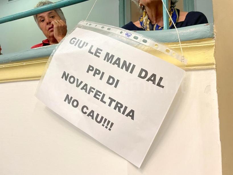 Il cartello esposto dai manifestanti