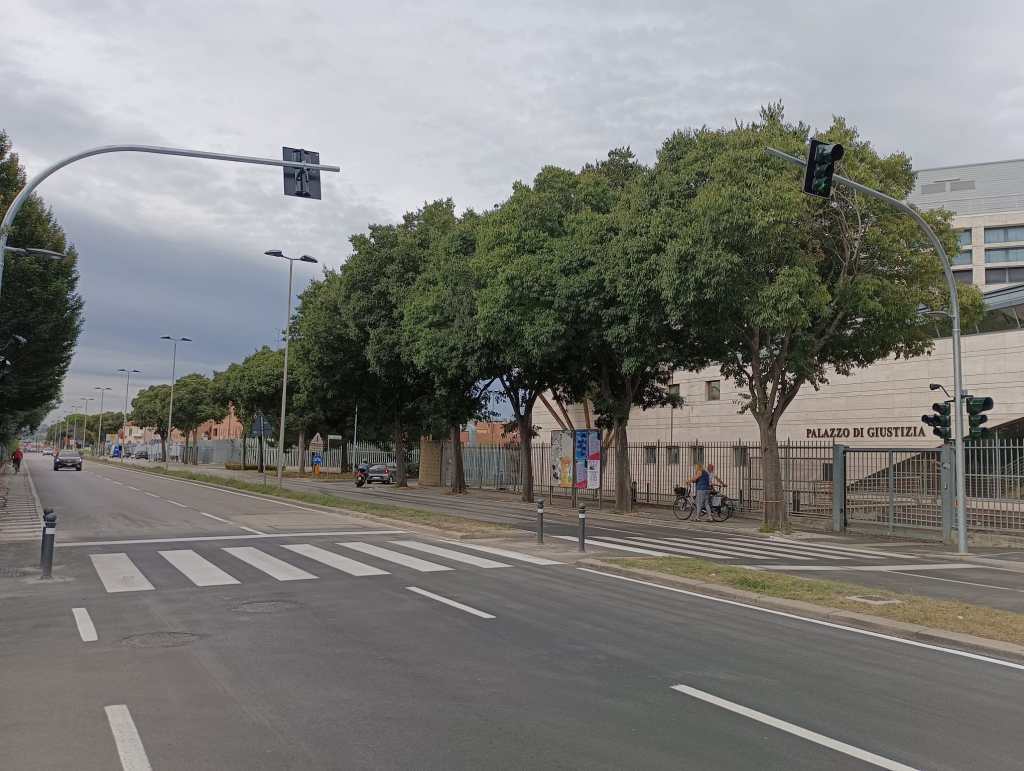 Il nuovo semaforo pedonale in viale Carlo Alberto Dalla Chiesa