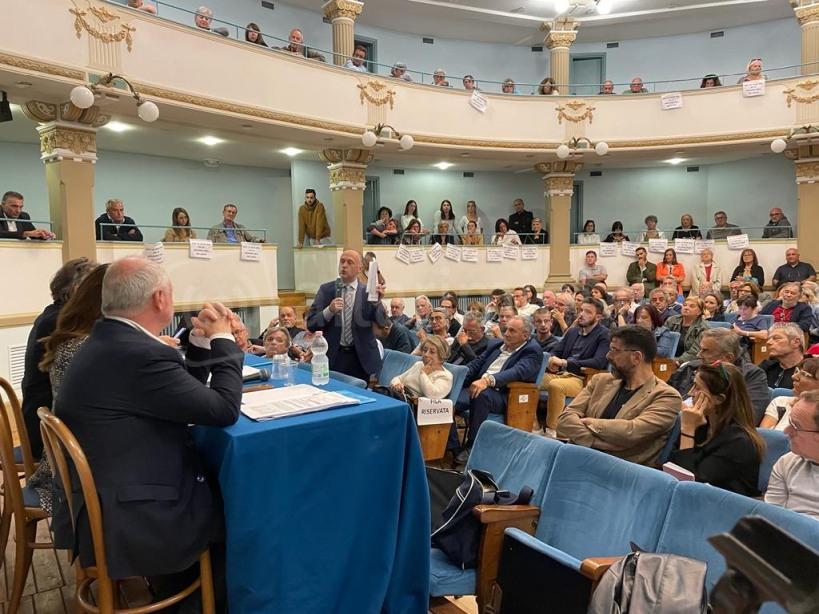 Anche l’assessore del Comune di Rimini Kristian Gianfreda ascolta il dibattito e l’intervento del sindaco di Casteldelci Tonielli
