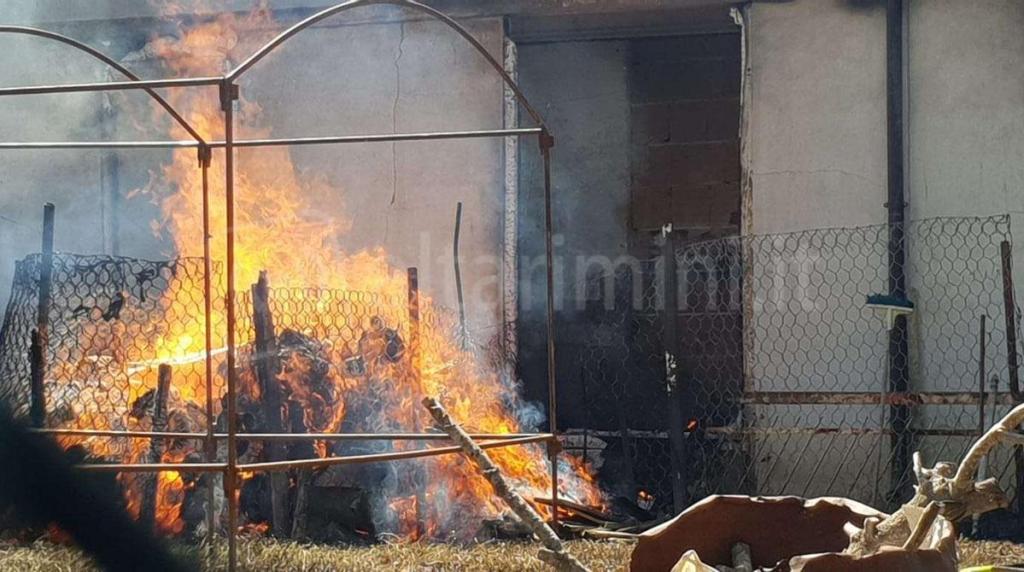 Le fiamme hanno distrutto interamente il garage