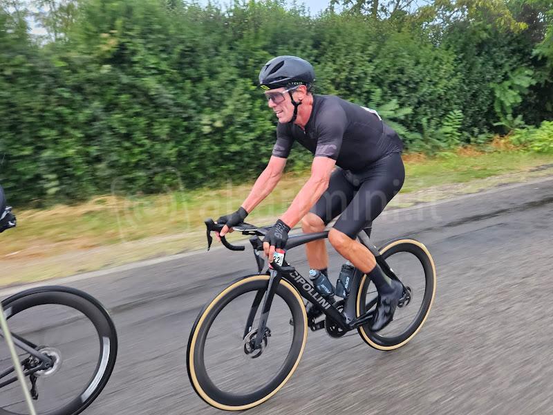 Un sorridente Mario Cipollini: arriverà quarto