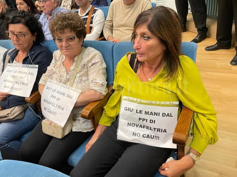 Anche in prima fila esposti i cartelli di protesta
