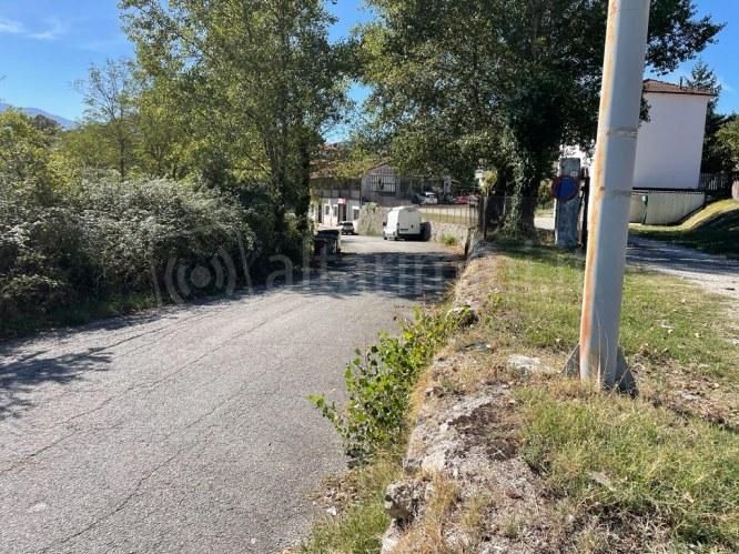 La strada che la Fiat Punto cercava di imboccare dopo aver svoltato a sinistra