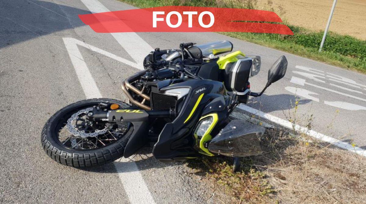 Rocambolesco effetto domino sulla strada: coppia di motociclisti colpita da un camion - Le immagini dell'incidente avvenuto a San Giovanni in Marignano
