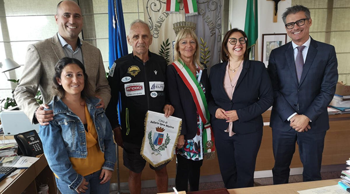 In marcia a 90 anni da Trieste ad Ancona, l'incredibile viaggio di Alessandro Bellière - La sosta a Bellaria Igea Marina