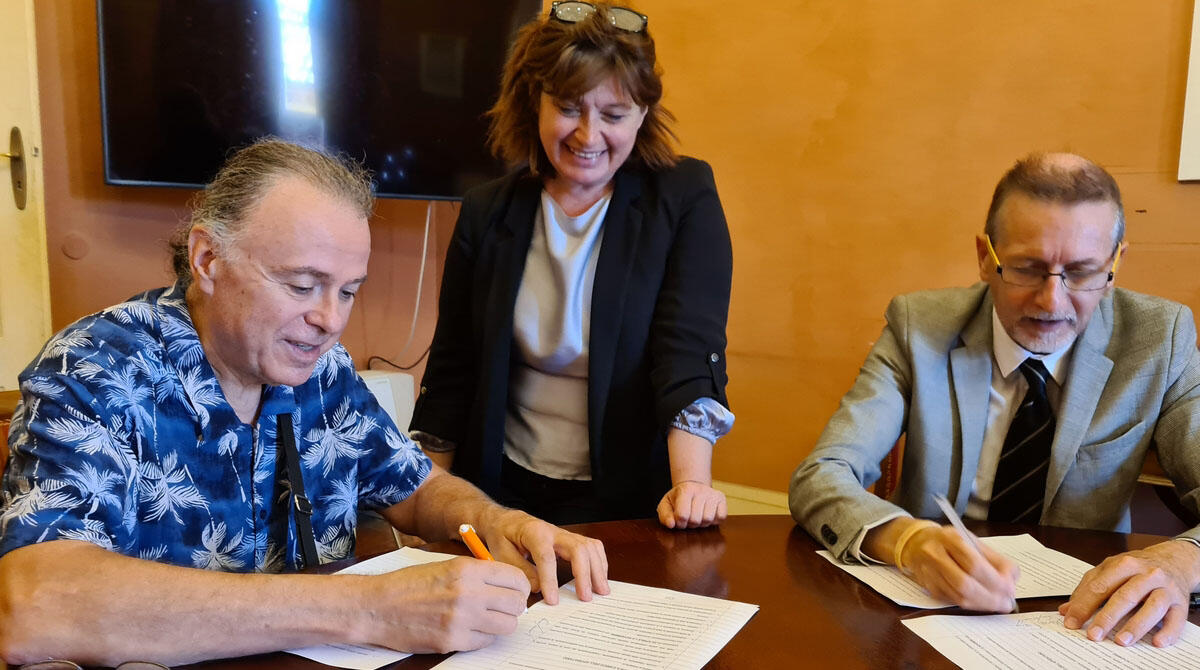 Banda Città di Santarcangelo continuerà a gestire la scuola comunale di musica per altri 3 anni - Il momento della firma tra il dirigente Enrico Giovanardi e il legale rappresentante dell’associazione, Marco Vienna. Alle loro spalle l'assessore Garattoni