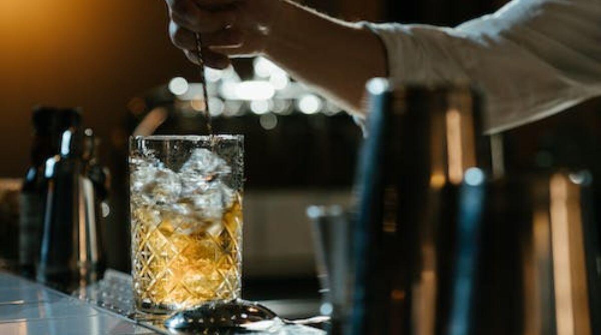 Professione barman: 3 corsi professionali per chi vuole lavorare nel food & beverage - 