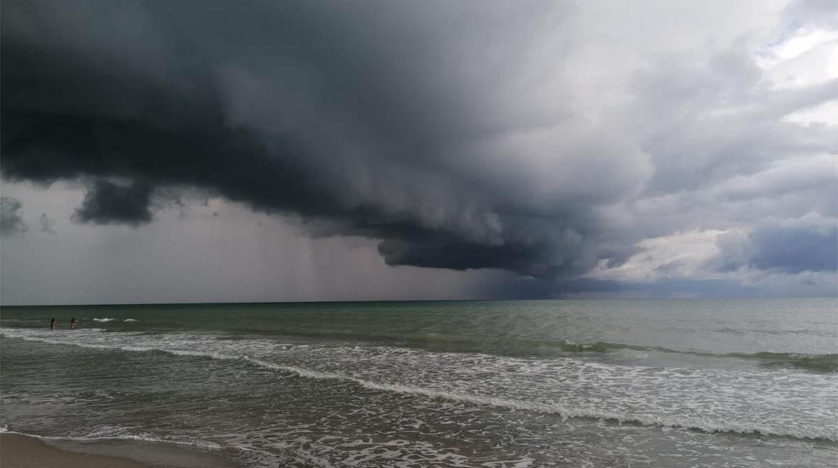 Addio Estate fuori stagione: da domenica in arrivo piogge e calo temperature. Il meteo - Spiaggia di Rimini nuvole ARCHIVIO