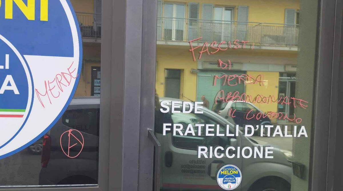"Fascisti di m..", vandalizzata la sede di Fratelli di Italia a Riccione - Le scritte apparse sulla porta a vetri