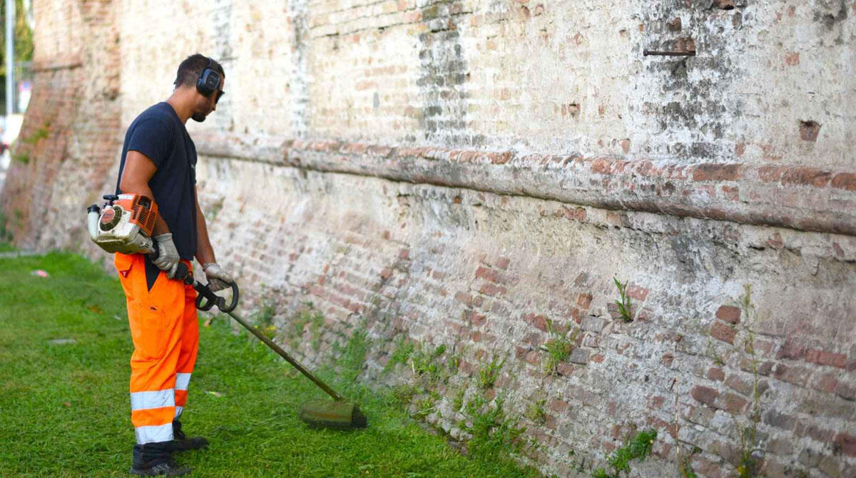 Rimini, operai al lavoro per lo sfalcio dell'erba nelle aree verdi -