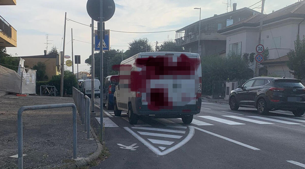 Sicurezza stradale: veicoli ostacolano il passaggio pedonale a Santarcangelo di Romagna - Foto di un nostro lettore