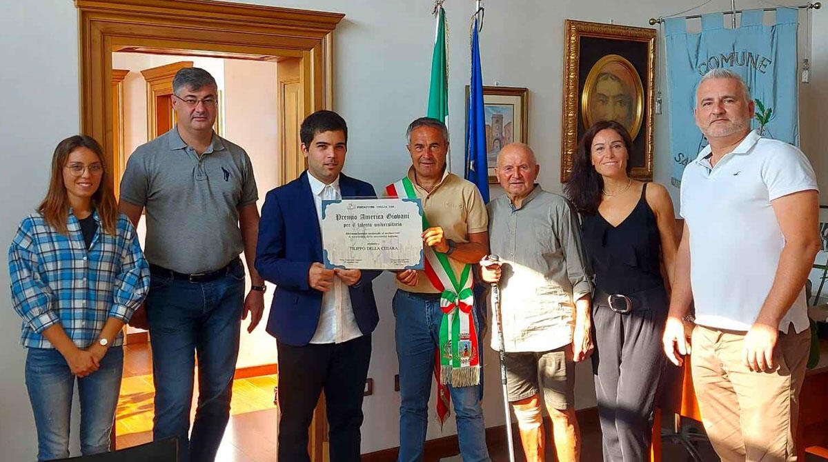 Filippo Della Chiara, c'è anche un riminese tra i più bravi neolaureati premiati dalla Fondazione Italia Usa - Filippo Della Chiara con l'amministrazione comunale marignanese