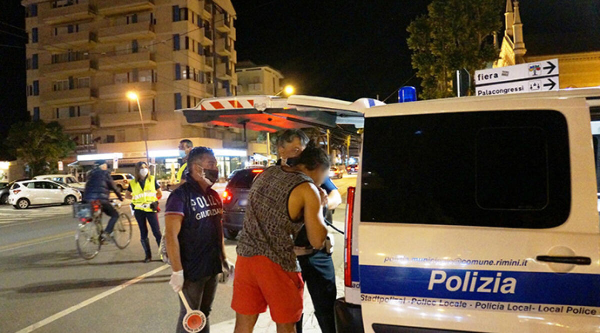 Manovra killer: ubriaco alla guida rischia di investire pedone e passeggino - Controlli della Polizia Locale a Marina Centro, Rimini (foto di repertorio)